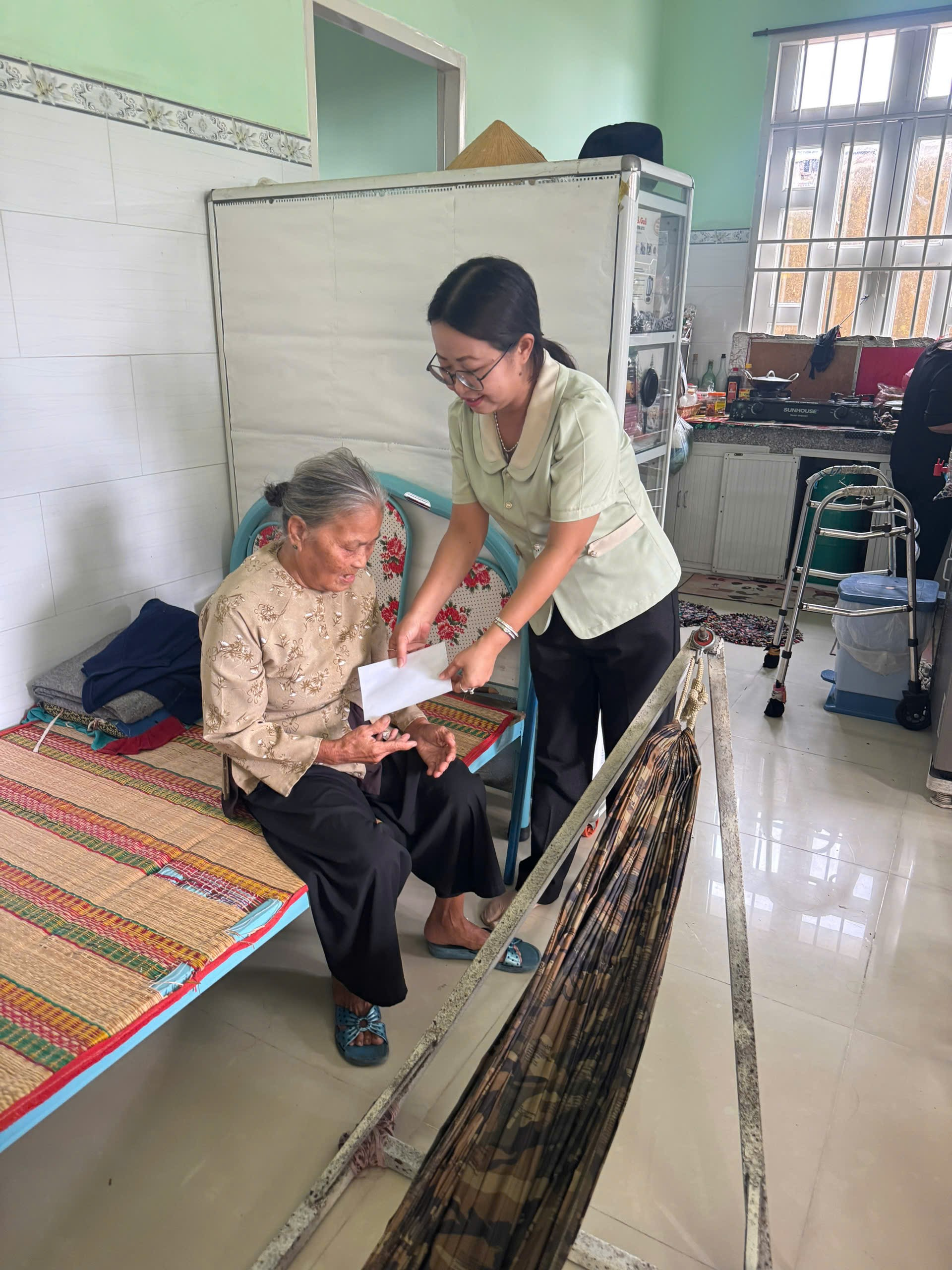 ''A person holding a piece of paper

Description automatically generated''