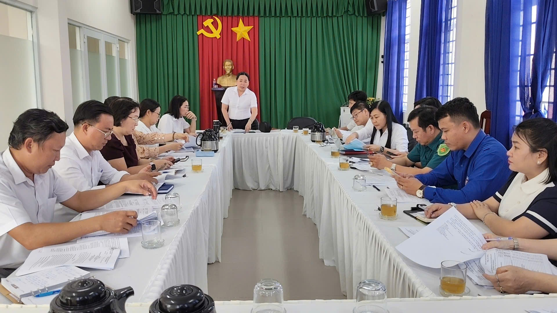 'A group of people sitting at a table

Description automatically generated'