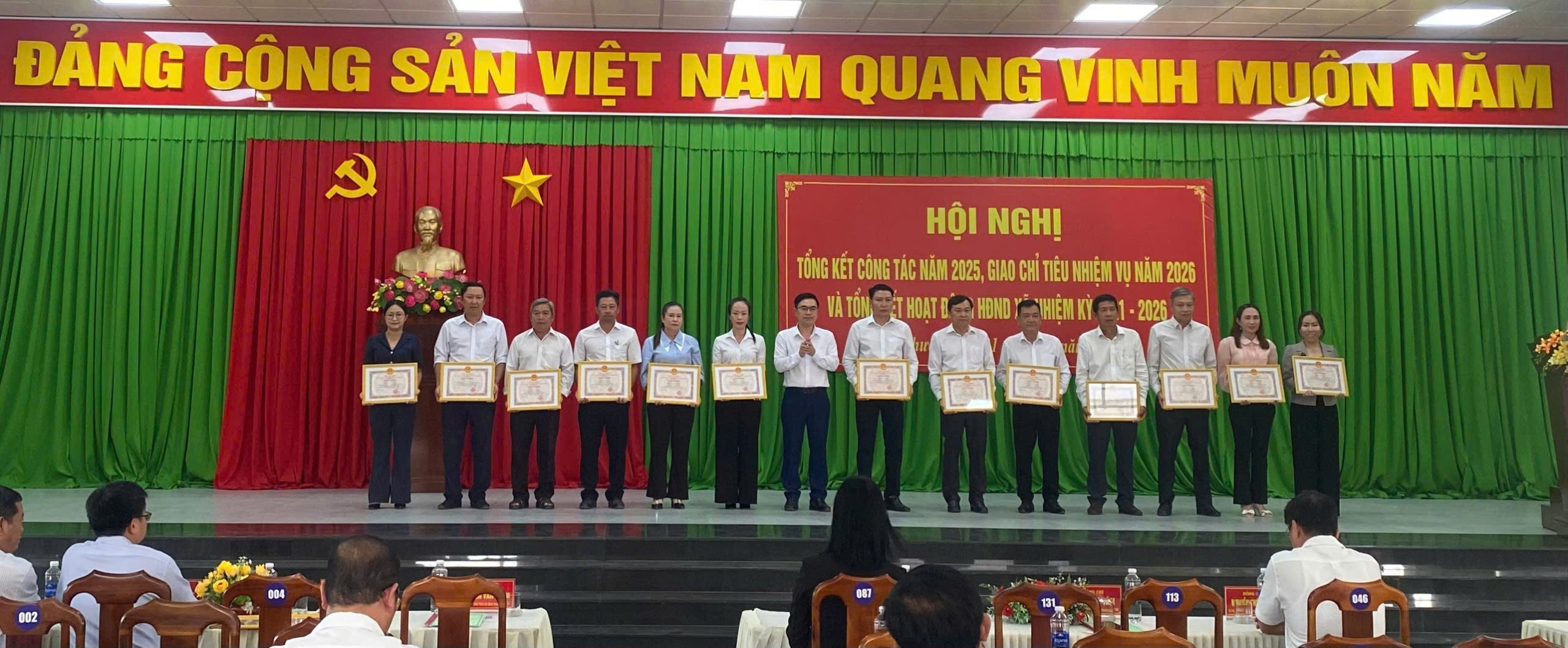 'A group of people holding certificates

Description automatically generated'