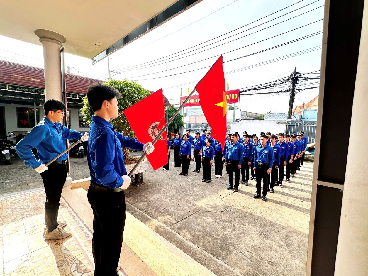 Có thể là hình ảnh về một hoặc nhiều người và văn bản cho biết 'SCOGIO TƯDO TƯDO'