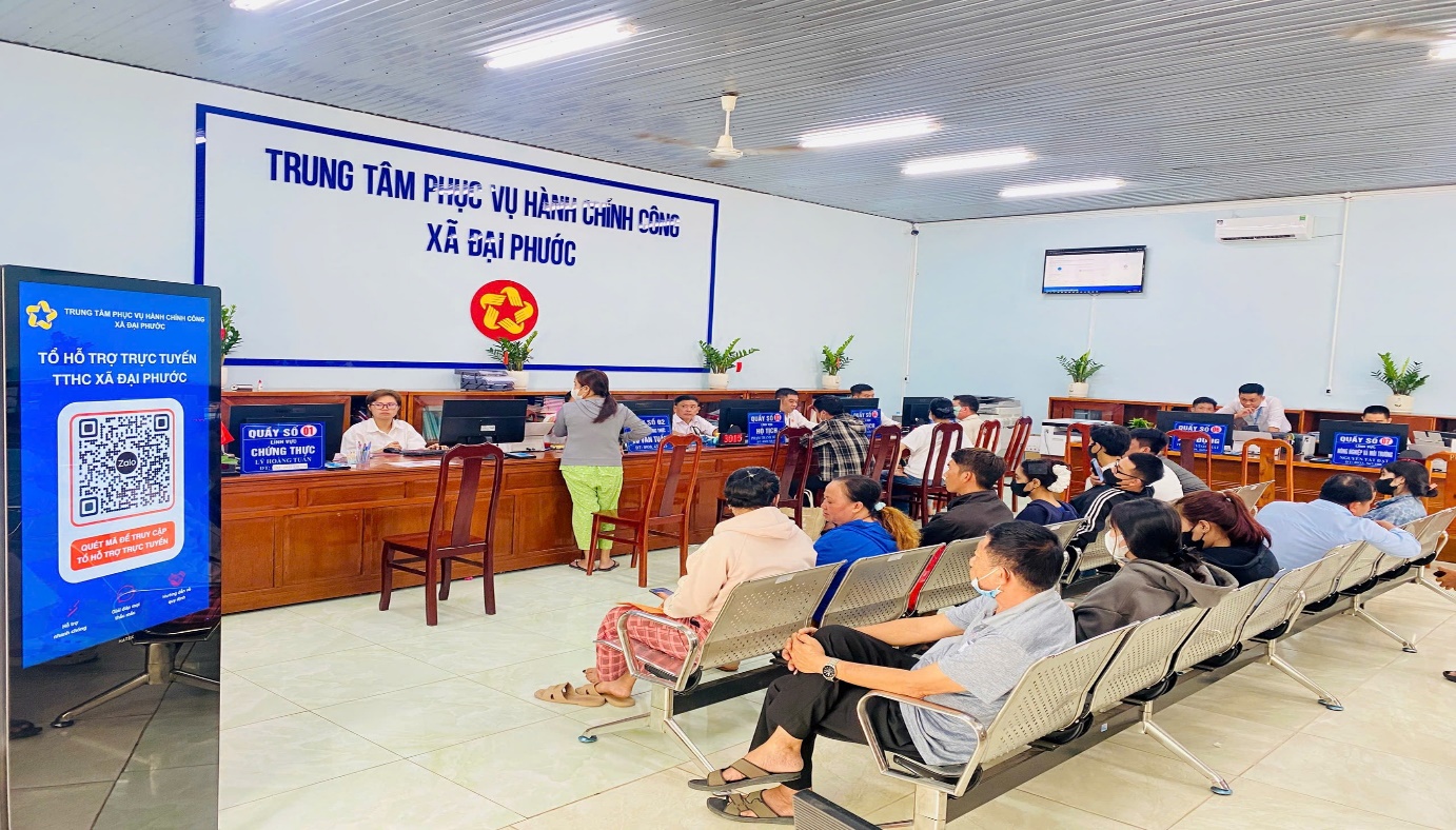 Có thể là hình ảnh về một hoặc nhiều người và văn bản