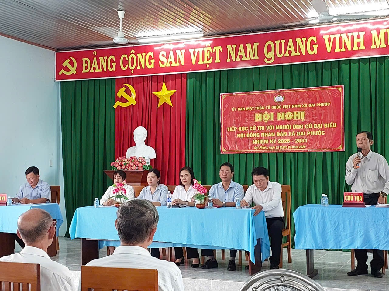 'A group of people sitting at a table

Description automatically generated'