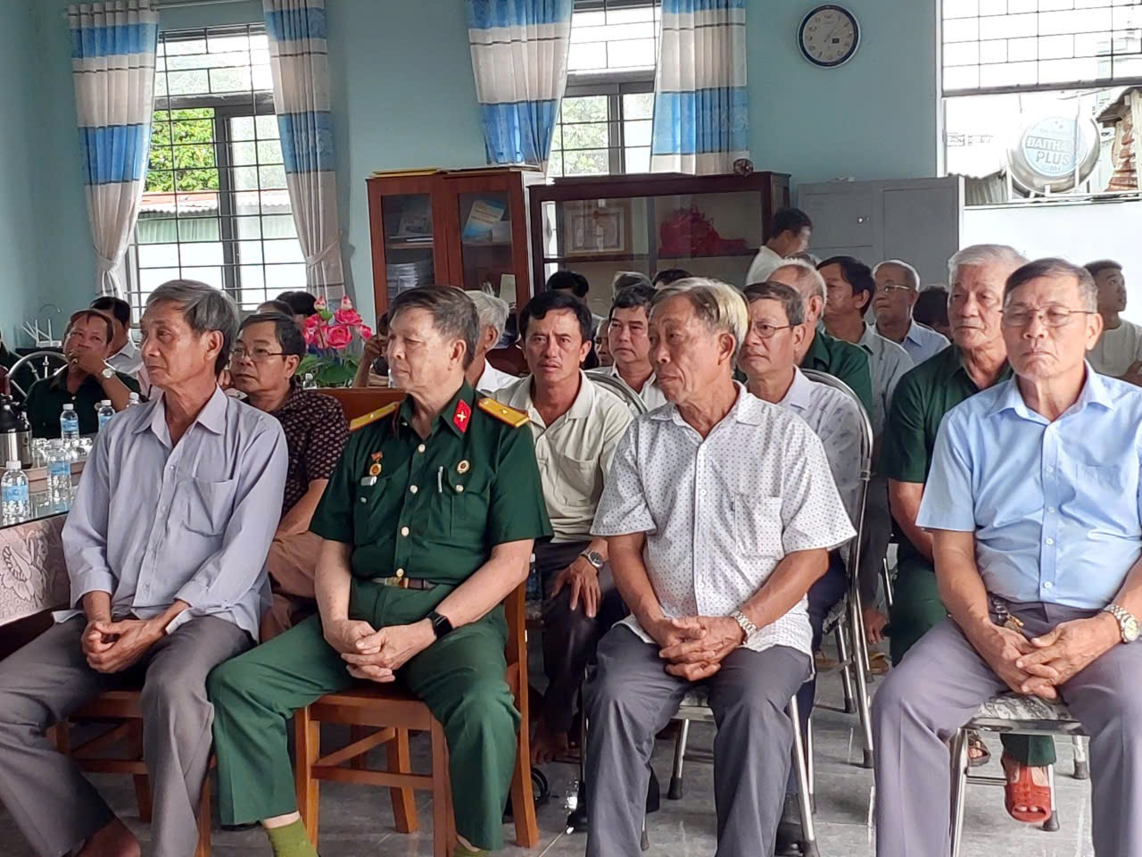 'A group of people sitting in chairs

Description automatically generated'