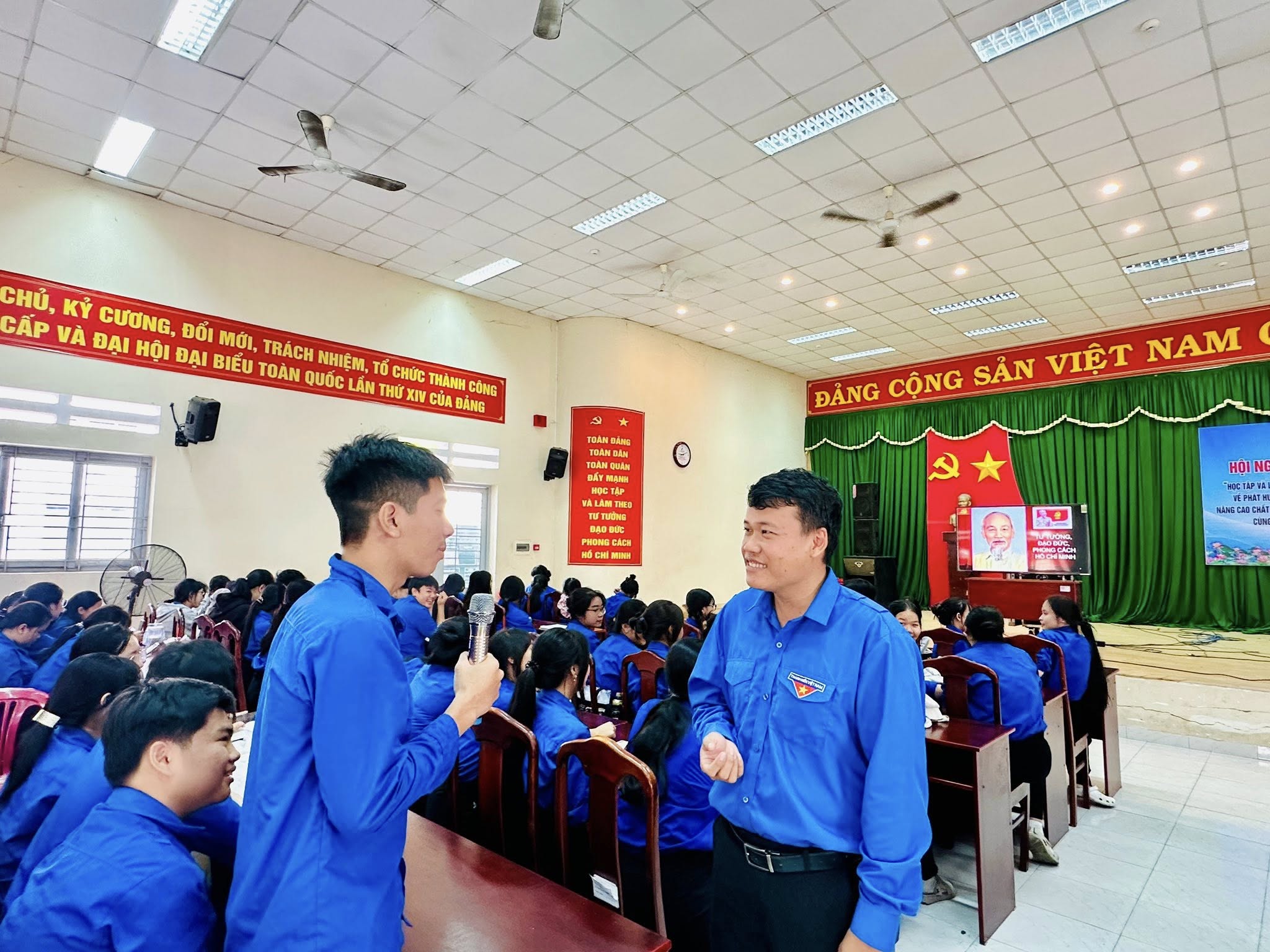 Có thể là hình ảnh về một hoặc nhiều người và văn bản cho biết 'MRTDDIOG CHỦ, κy CƯƠNG, ĐỐI MỚI, TRÁCH CẬP VÀ BẠI HỘI ĐẠI BIẾU TOÀN QUỐC NHIỆM, T6 CHỨC THÀNH CÔNG LÁN บย CỦA BÀNG Mu ĐĂNG CỘNG SẢN VIỆT NAM A LAP ዲታራ F&LAM AEH WONG #0cml O1 CTAP A'