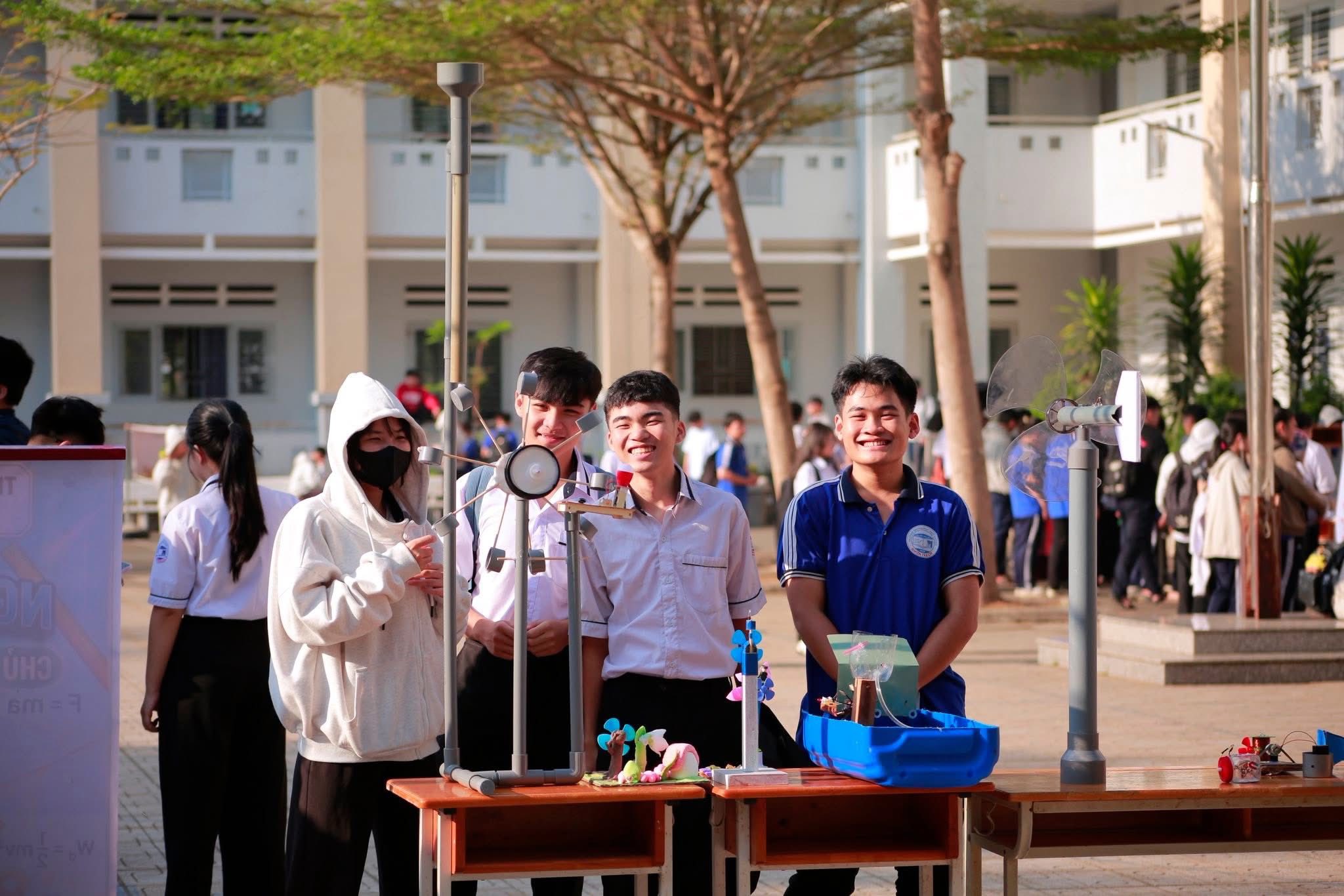 Có thể là hình ảnh về một hoặc nhiều người