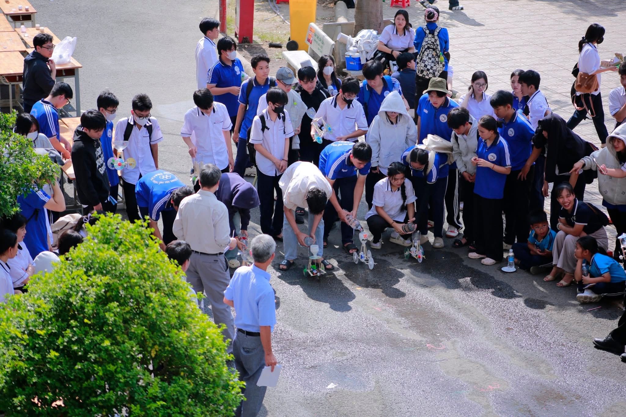 Có thể là hình ảnh về một hoặc nhiều người và đám đông