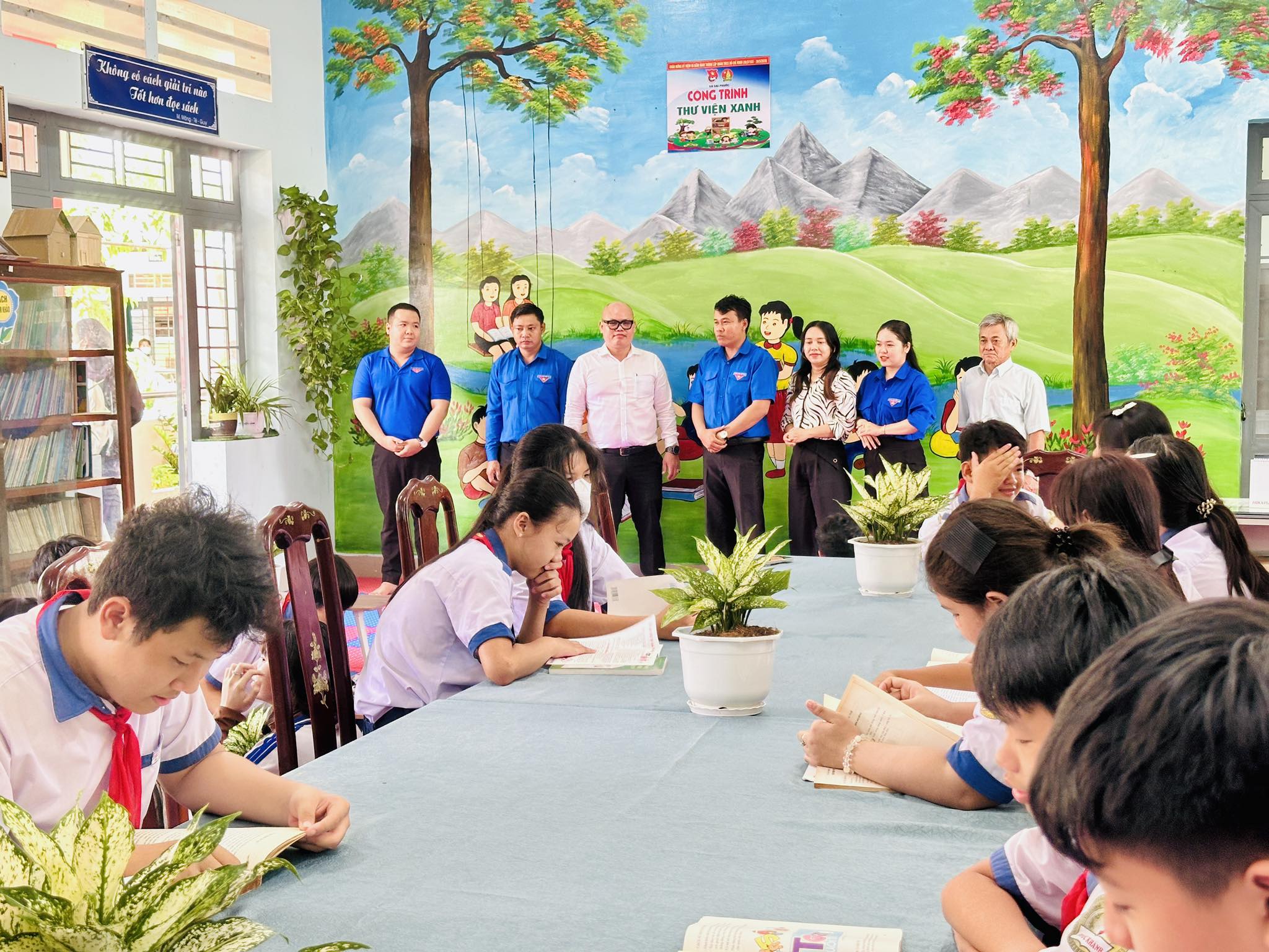 Có thể là hình ảnh về một hoặc nhiều người, mọi người đang học, bàn, đồ chơi trẻ em và văn bản