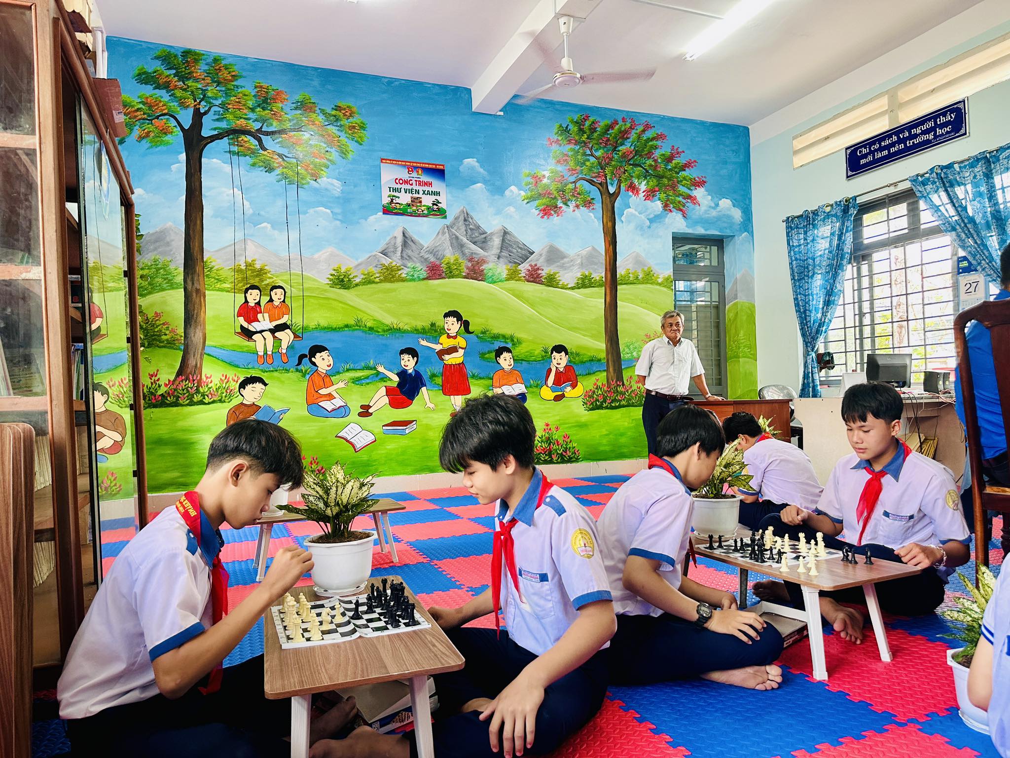 Có thể là hình ảnh về một hoặc nhiều người, bàn cờ và văn bản