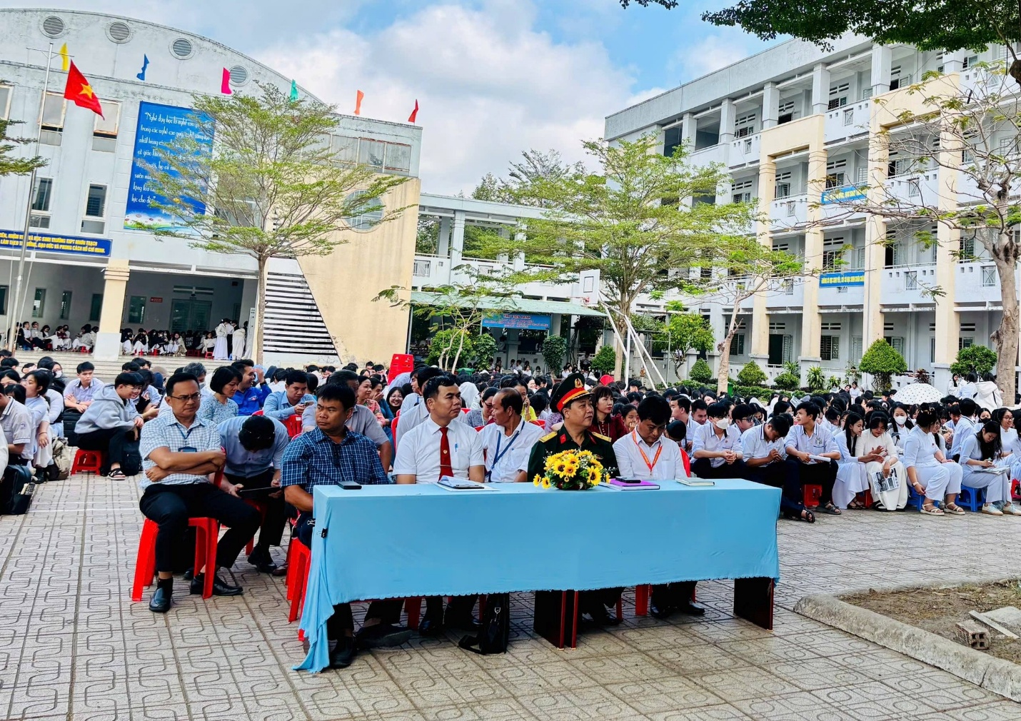 Có thể là hình ảnh về một hoặc nhiều người, đám đông và văn bản