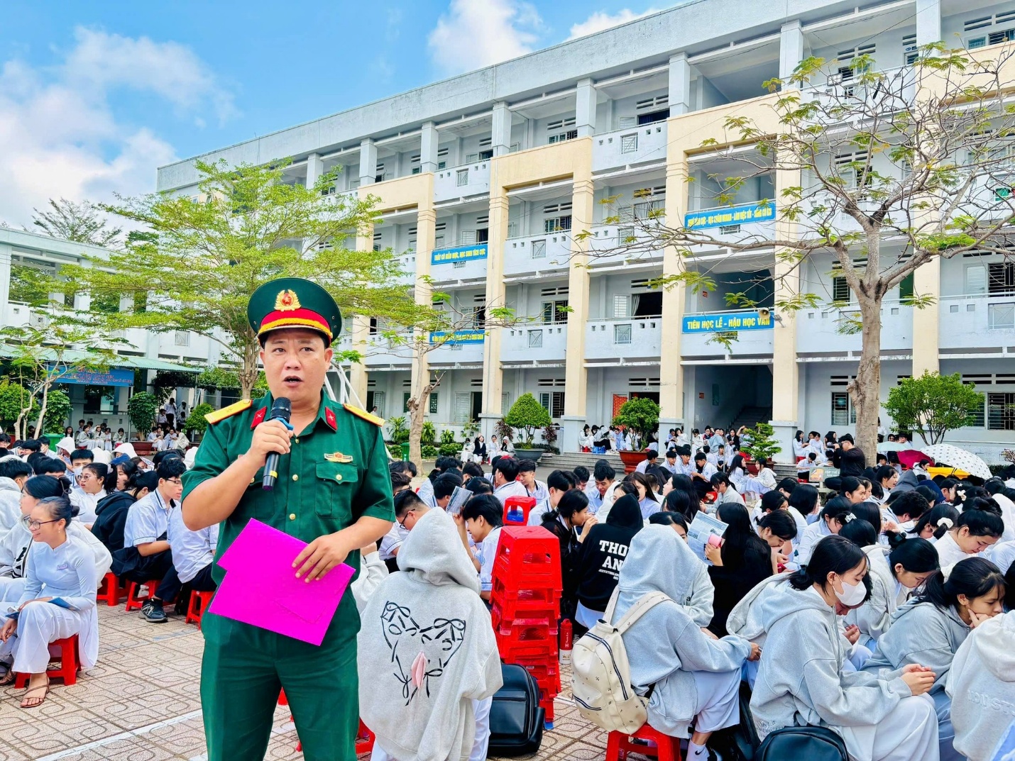 Có thể là hình ảnh về một hoặc nhiều người và văn bản