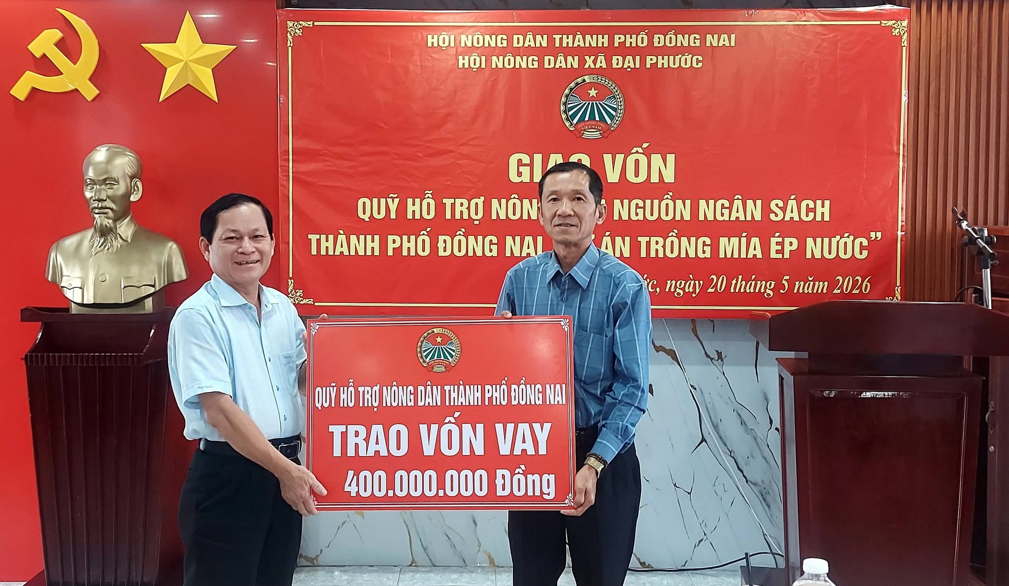 Có thể là hình ảnh về ‎văn bản cho biết '‎HỘI NÔNG DÂN THẢNH PHỐ ĐỐNG NAI HỘI NÔNG DÂN XÃ ĐẠI PHƯỚC 足 ಕಾಳಿತಪು 活ま 活 ៥ GIA GILSVỐN VỐN QUÝ HỖ TRỢ NÔN أه NGUỒN NGÂN SÁCH THÀNH PHỐ ĐỔNG NẠI ÁN TRỔNG ΜΊΑ ÉP NƯỚC' tC, ngày 20 tháng 5 năm 2026 QUTHOTRÇNÓNGDÂNTHANHPHĐÓNGN NÔNG DÂN THẢNH PHỐ ĐỒNG NAI TRAO VỐN VAY 400.000.000 Đồng‎'‎