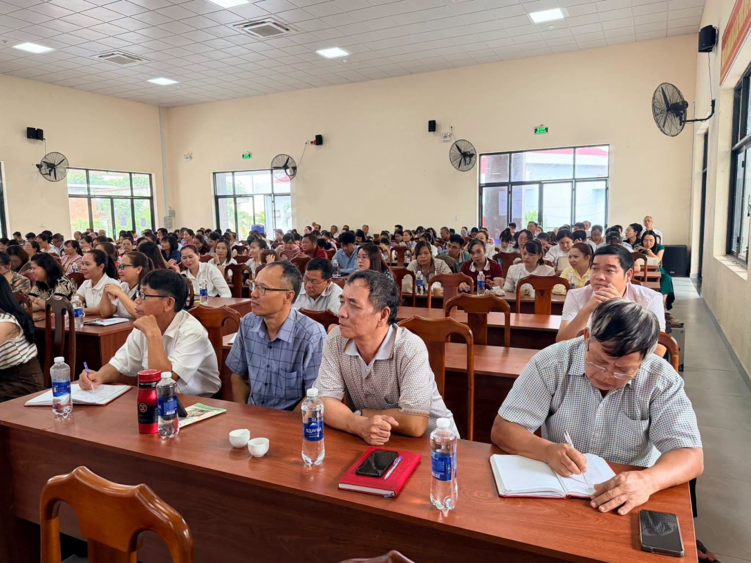 Có thể là hình ảnh về một hoặc nhiều người, mọi người đang học và bàn